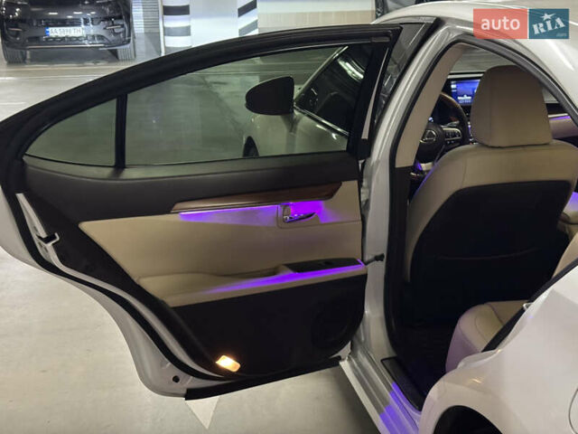 Белый Лексус ЕС, объемом двигателя 2.5 л и пробегом 100 тыс. км за 29700 $, фото 16 на Automoto.ua