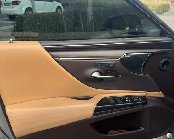 Лексус ЕС 2019 у Дніпро (Дніпропетровську) на Automoto.ua Сірий Лексус ЕС, об'ємом двигуна 2.49 л та пробігом 99 тис. км за 37200 $, фото 20 на Automoto.ua