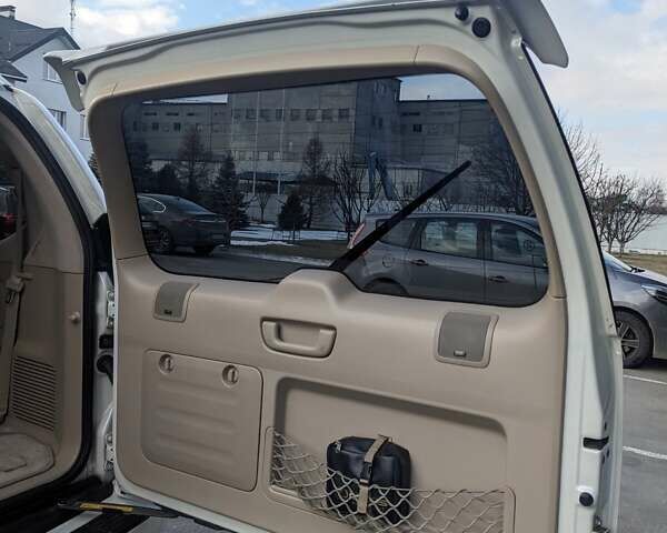 Белый Лексус ГХ, объемом двигателя 4.7 л и пробегом 180 тыс. км за 24000 $, фото 30 на Automoto.ua