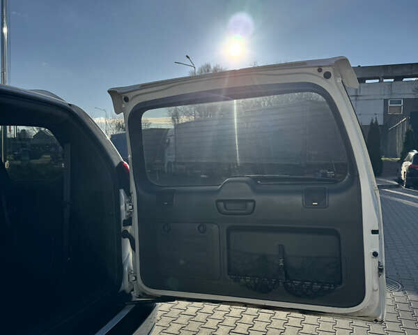 Белый Лексус ГХ, объемом двигателя 4.7 л и пробегом 291 тыс. км за 17200 $, фото 24 на Automoto.ua