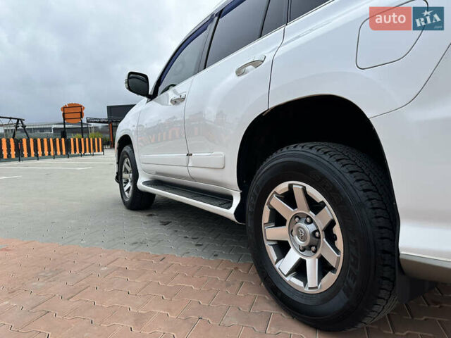 Белый Лексус ГХ, объемом двигателя 4.6 л и пробегом 249 тыс. км за 26500 $, фото 1 на Automoto.ua