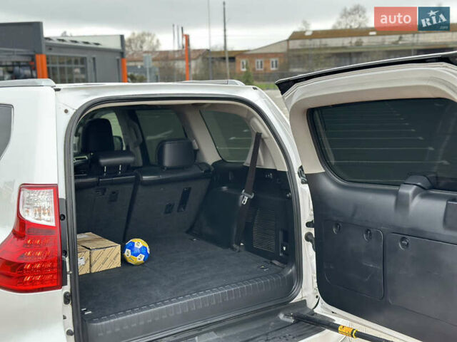 Белый Лексус ГХ, объемом двигателя 4.6 л и пробегом 249 тыс. км за 26500 $, фото 7 на Automoto.ua