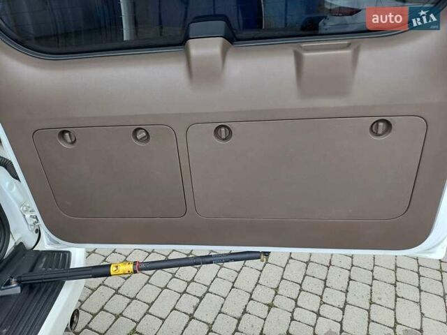 Білий Лексус ГХ, об'ємом двигуна 4.61 л та пробігом 152 тис. км за 25500 $, фото 10 на Automoto.ua