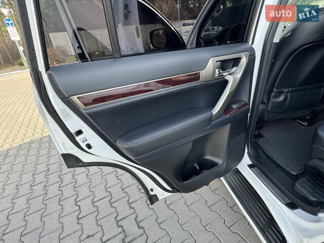 Білий Лексус ГХ, об'ємом двигуна 4.61 л та пробігом 57 тис. км за 35500 $, фото 10 на Automoto.ua
