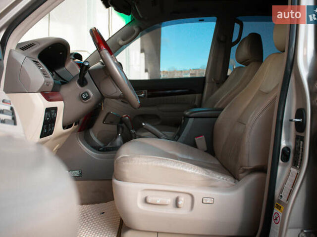 Бежевий Лексус ГХ, об'ємом двигуна 4.7 л та пробігом 203 тис. км за 18500 $, фото 10 на Automoto.ua