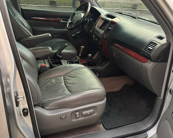 Серый Лексус ГХ, объемом двигателя 4.66 л и пробегом 300 тыс. км за 15500 $, фото 11 на Automoto.ua