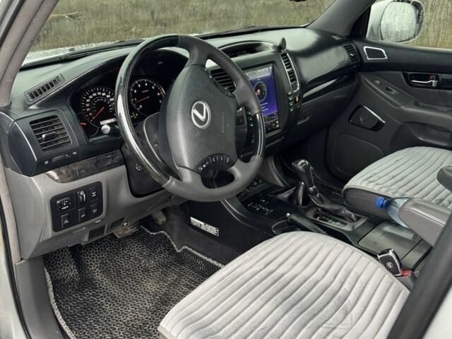 Серый Лексус ГХ, объемом двигателя 4.7 л и пробегом 281 тыс. км за 15000 $, фото 5 на Automoto.ua