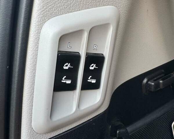 Серый Лексус ГХ, объемом двигателя 4.61 л и пробегом 320 тыс. км за 22800 $, фото 8 на Automoto.ua