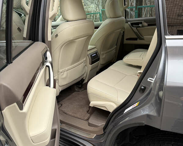 Сірий Лексус ГХ, об'ємом двигуна 4.61 л та пробігом 147 тис. км за 33500 $, фото 11 на Automoto.ua