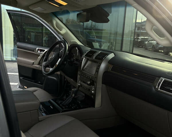 Серый Лексус ГХ, объемом двигателя 4.61 л и пробегом 32 тыс. км за 59800 $, фото 3 на Automoto.ua