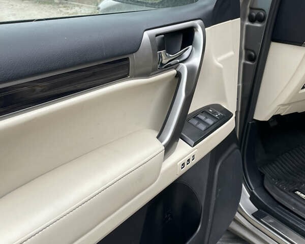 Сірий Лексус ГХ, об'ємом двигуна 4.61 л та пробігом 49 тис. км за 39000 $, фото 7 на Automoto.ua