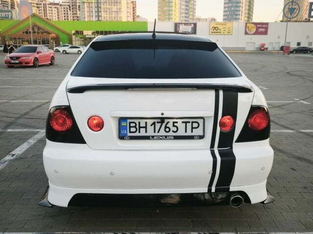 Белый Лексус ИС, объемом двигателя 2 л и пробегом 300 тыс. км за 5984 $, фото 4 на Automoto.ua