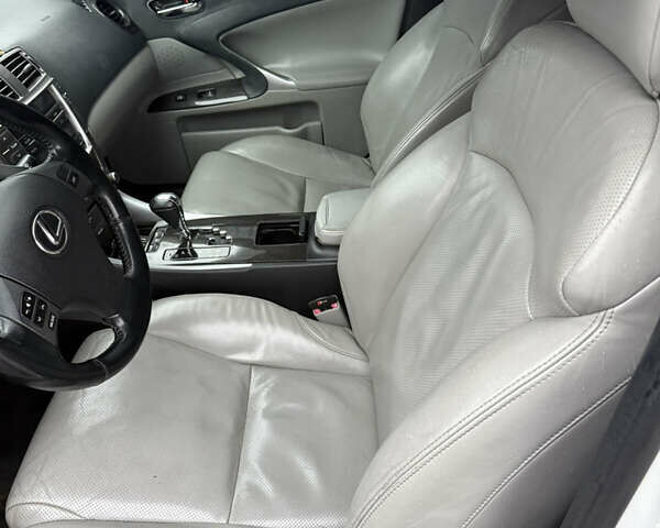 Білий Лексус ІС, об'ємом двигуна 2.5 л та пробігом 320 тис. км за 7500 $, фото 4 на Automoto.ua