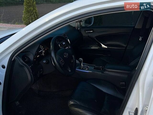 Белый Лексус ИС, объемом двигателя 2.5 л и пробегом 287 тыс. км за 8700 $, фото 14 на Automoto.ua
