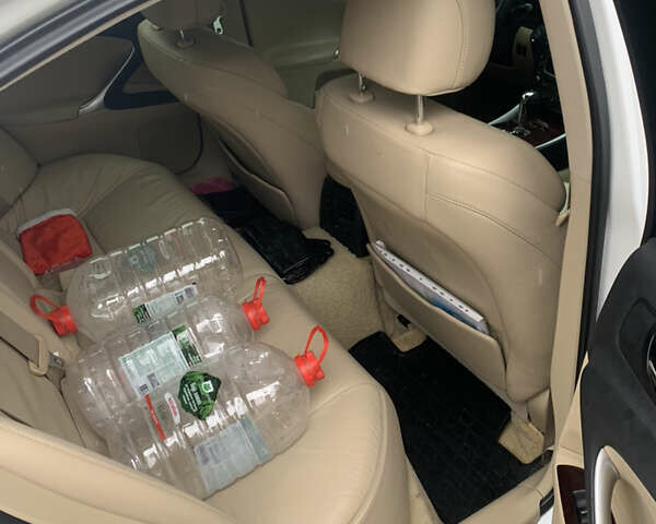 Белый Лексус ИС, объемом двигателя 3 л и пробегом 275 тыс. км за 8600 $, фото 3 на Automoto.ua