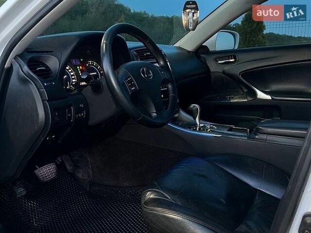 Белый Лексус ИС, объемом двигателя 2.5 л и пробегом 287 тыс. км за 8700 $, фото 16 на Automoto.ua