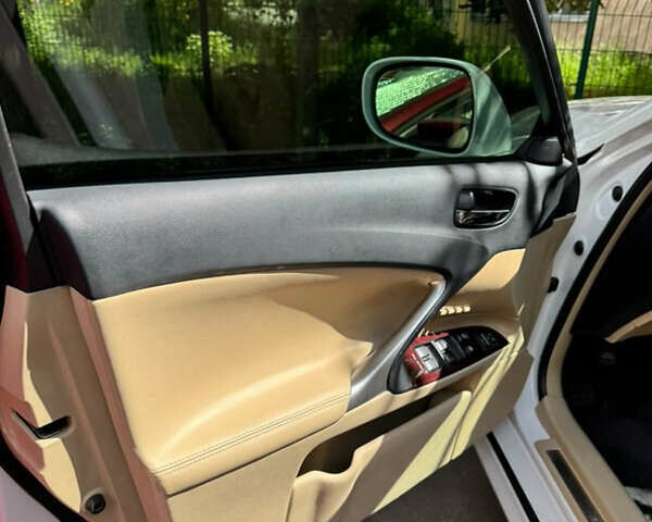 Білий Лексус ІС, об'ємом двигуна 2.5 л та пробігом 167 тис. км за 8850 $, фото 15 на Automoto.ua