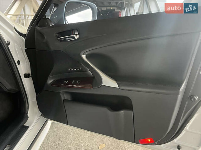 Белый Лексус ИС, объемом двигателя 2.5 л и пробегом 230 тыс. км за 10300 $, фото 24 на Automoto.ua