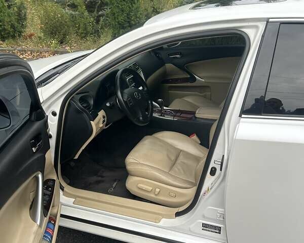 Белый Лексус ИС, объемом двигателя 2.49 л и пробегом 183 тыс. км за 9200 $, фото 9 на Automoto.ua