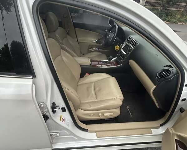 Белый Лексус ИС, объемом двигателя 2.49 л и пробегом 183 тыс. км за 9200 $, фото 3 на Automoto.ua