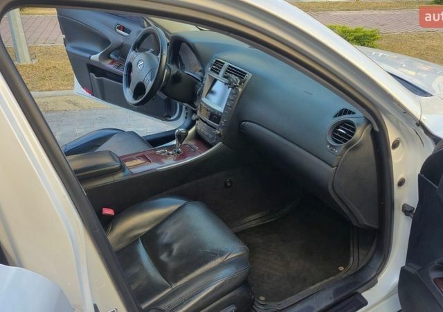 Білий Лексус ІС, об'ємом двигуна 2.5 л та пробігом 216 тис. км за 8500 $, фото 26 на Automoto.ua