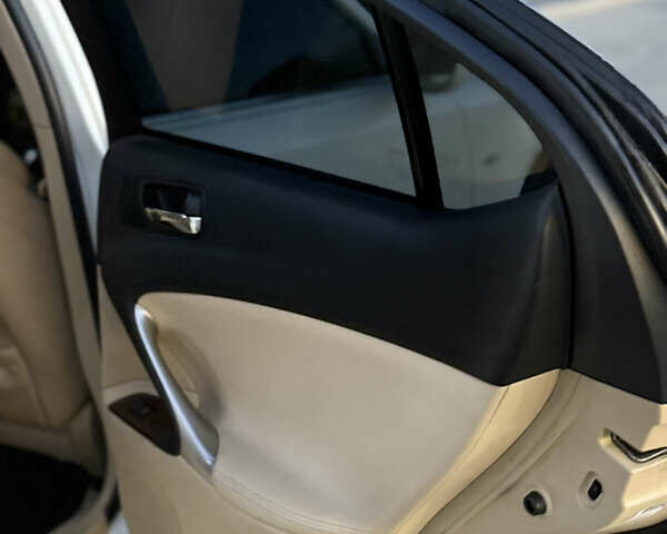 Белый Лексус ИС, объемом двигателя 3 л и пробегом 267 тыс. км за 10099 $, фото 16 на Automoto.ua