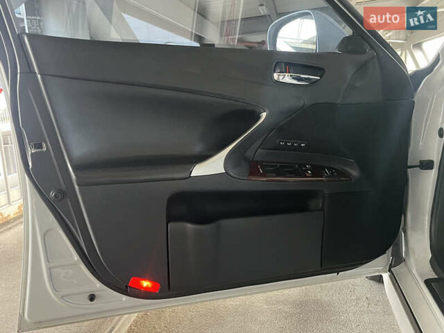 Белый Лексус ИС, объемом двигателя 2.5 л и пробегом 230 тыс. км за 10300 $, фото 19 на Automoto.ua