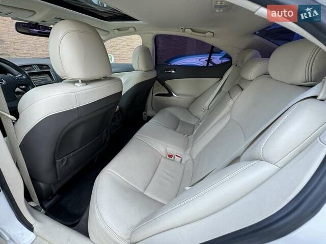 Белый Лексус ИС, объемом двигателя 2.5 л и пробегом 190 тыс. км за 12500 $, фото 13 на Automoto.ua