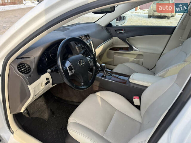 Білий Лексус ІС, об'ємом двигуна 2.5 л та пробігом 226 тис. км за 11000 $, фото 7 на Automoto.ua