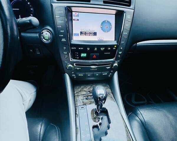 Белый Лексус ИС, объемом двигателя 2.5 л и пробегом 218 тыс. км за 10000 $, фото 7 на Automoto.ua