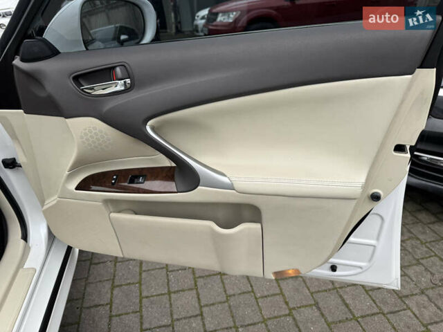 Белый Лексус ИС, объемом двигателя 2.5 л и пробегом 184 тыс. км за 10000 $, фото 14 на Automoto.ua