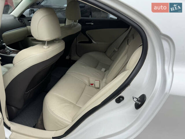 Белый Лексус ИС, объемом двигателя 2.5 л и пробегом 184 тыс. км за 10000 $, фото 17 на Automoto.ua