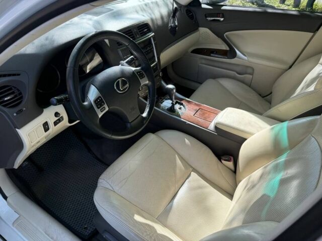 Белый Лексус ИС, объемом двигателя 2.5 л и пробегом 188 тыс. км за 9500 $, фото 3 на Automoto.ua