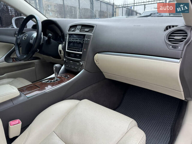 Белый Лексус ИС, объемом двигателя 2.5 л и пробегом 184 тыс. км за 10000 $, фото 16 на Automoto.ua