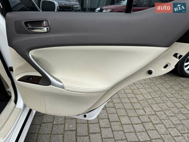 Белый Лексус ИС, объемом двигателя 2.5 л и пробегом 184 тыс. км за 10000 $, фото 13 на Automoto.ua