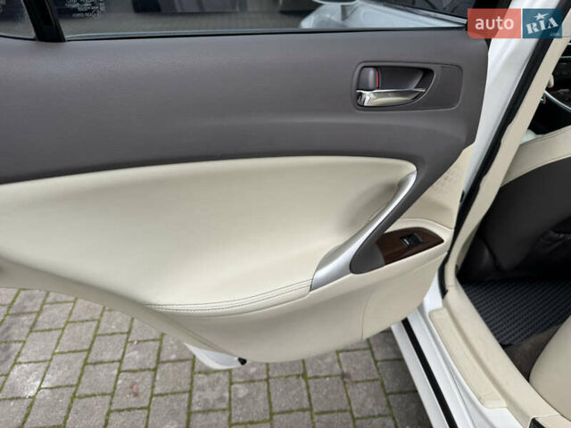 Белый Лексус ИС, объемом двигателя 2.5 л и пробегом 184 тыс. км за 10000 $, фото 18 на Automoto.ua