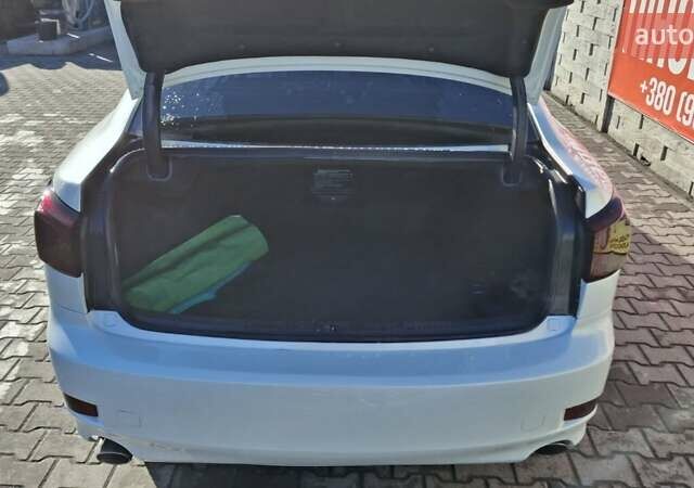 Белый Лексус ИС, объемом двигателя 2.5 л и пробегом 197 тыс. км за 10800 $, фото 5 на Automoto.ua