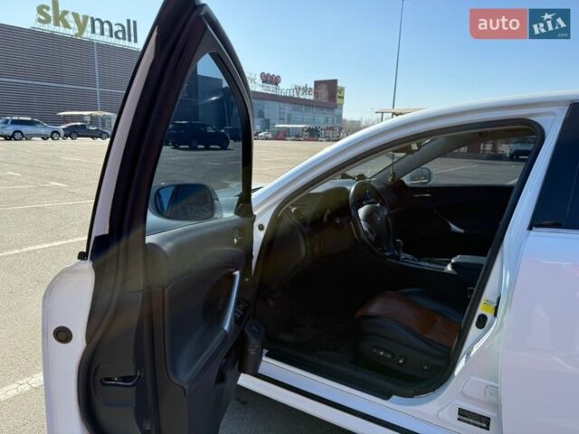 Белый Лексус ИС, объемом двигателя 2.5 л и пробегом 150 тыс. км за 12500 $, фото 13 на Automoto.ua