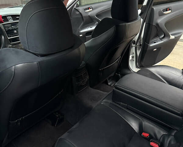 Белый Лексус ИС, объемом двигателя 2.5 л и пробегом 177 тыс. км за 12500 $, фото 7 на Automoto.ua