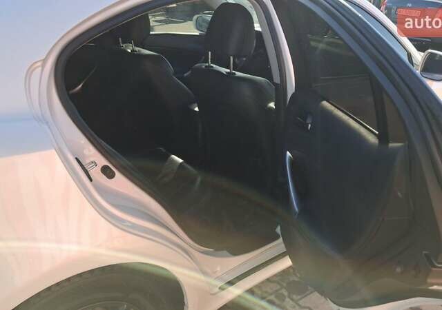 Белый Лексус ИС, объемом двигателя 2.5 л и пробегом 197 тыс. км за 10800 $, фото 10 на Automoto.ua