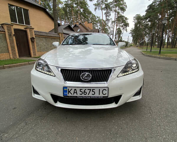 Белый Лексус ИС, объемом двигателя 2.5 л и пробегом 202 тыс. км за 12000 $, фото 1 на Automoto.ua