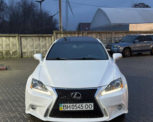 Белый Лексус ИС, объемом двигателя 2.5 л и пробегом 177 тыс. км за 12500 $, фото 2 на Automoto.ua