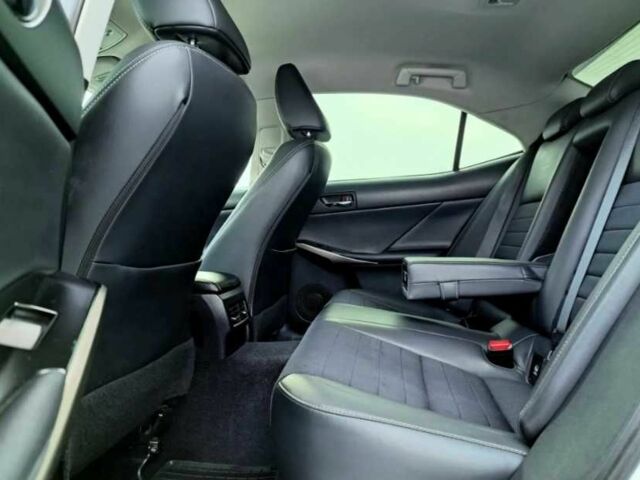 Білий Лексус ІС, об'ємом двигуна 2.5 л та пробігом 145 тис. км за 10000 $, фото 12 на Automoto.ua