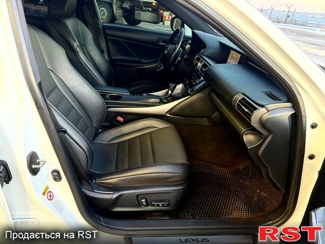 Белый Лексус ИС, объемом двигателя 2.5 л и пробегом 17000 тыс. км за 14900 $, фото 6 на Automoto.ua