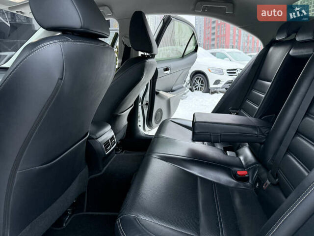 Білий Лексус ІС, об'ємом двигуна 2.5 л та пробігом 143 тис. км за 16800 $, фото 19 на Automoto.ua