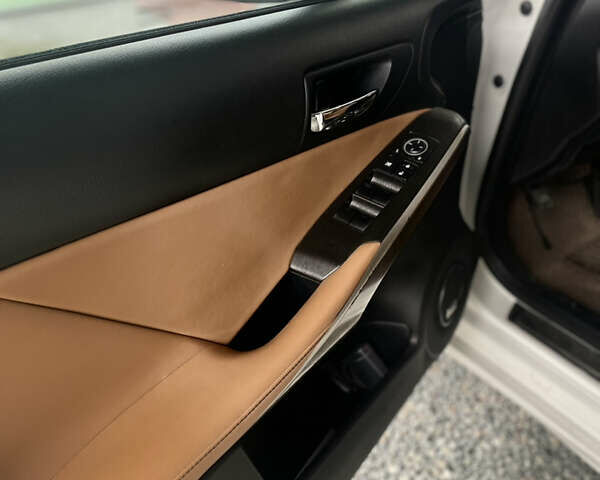 Білий Лексус ІС, об'ємом двигуна 2.5 л та пробігом 170 тис. км за 15300 $, фото 11 на Automoto.ua