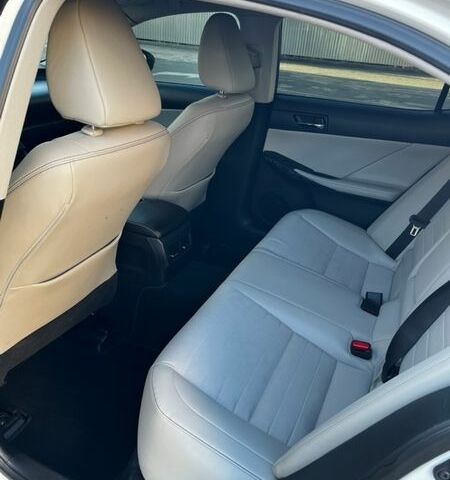 Білий Лексус ІС, об'ємом двигуна 2.5 л та пробігом 143 тис. км за 16000 $, фото 15 на Automoto.ua