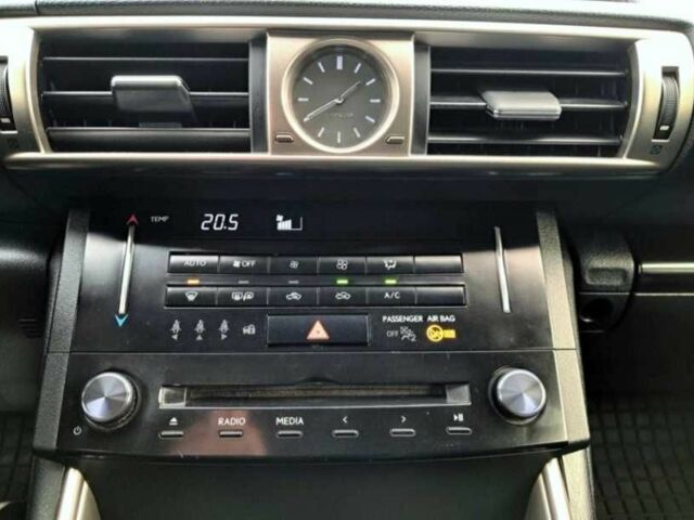 Білий Лексус ІС, об'ємом двигуна 2.5 л та пробігом 145 тис. км за 10000 $, фото 15 на Automoto.ua