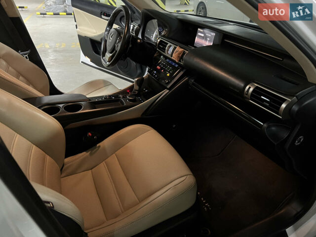 Белый Лексус ИС, объемом двигателя 2.5 л и пробегом 180 тыс. км за 16800 $, фото 16 на Automoto.ua