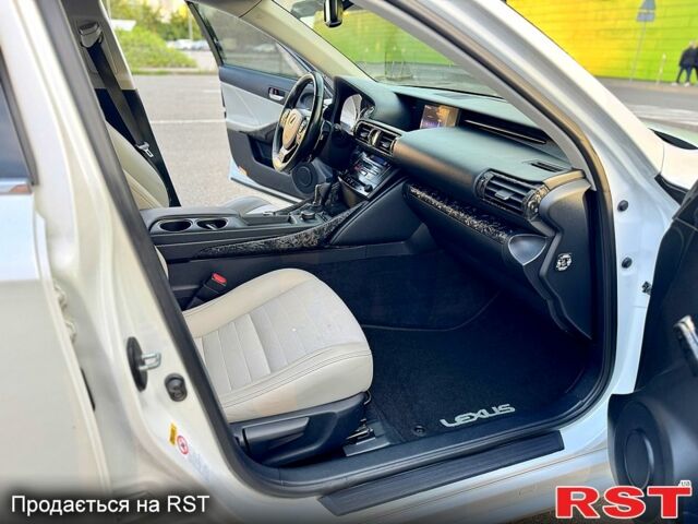 Белый Лексус ИС, объемом двигателя 2.5 л и пробегом 135 тыс. км за 15900 $, фото 4 на Automoto.ua